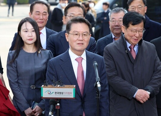 윤석열 대통령의 탄핵심판 선고일인 2025년 4월 4일 서울 종로구 헌법재판소에서 윤 대통령 측 대리인단 윤갑근 변호사 등이 심판정으로 들어서기에 앞서 발언하고 있다. 사진=사진공동취재단