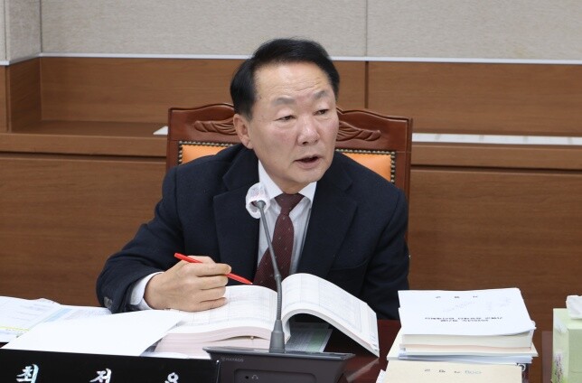 가평군의회에서 자료를 검토하며 발언하고 있는 모습. 사진제공=가평군의회