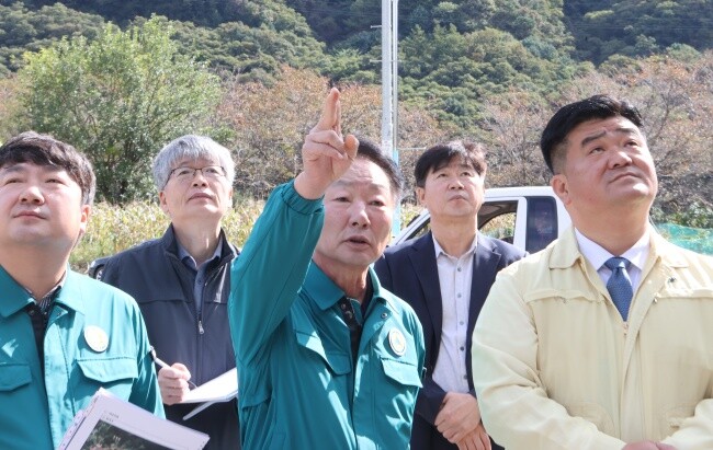 최정용 후보가(가운데) 가평군 의원들과 현장 점검에 나서사업 현황을 확인하고 있는 모습. 사진제공=가평군의회