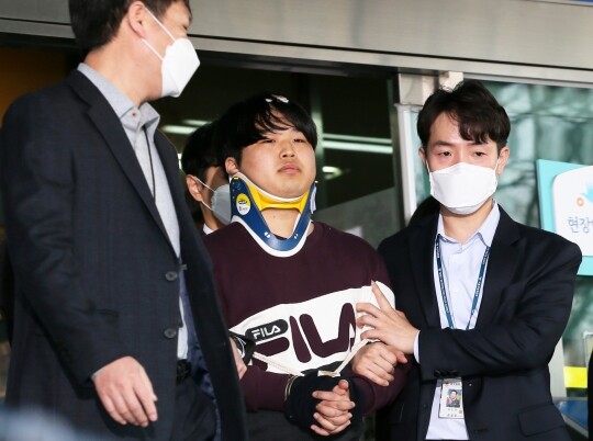 인터넷 메신저 텔레그램에서 미성년자를 포함해 최소 74명의 성 착취물을 제작·유포한 혐의를 받는 '박사방' 운영자 조주빈이 2020년 3월 25일 오전 서울 종로구 종로경찰서에서 서울중앙지방검찰청으로 이송되고 있다.  사진=일요신문 자료