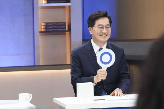 O 피켓을 들고 있는 김동연 예비후보. 사진=김동연 달달캠프 제공