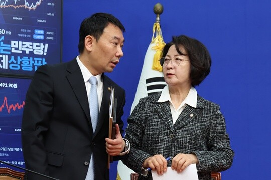 더불어민주당 소속 추미애 법사위원장과 김용민 법사위소위원장이 3월 17일 국회에서 열린 검찰개혁 관련 긴급 기자회견에서 대화를 나누고 있다. 사진=박은숙 기자