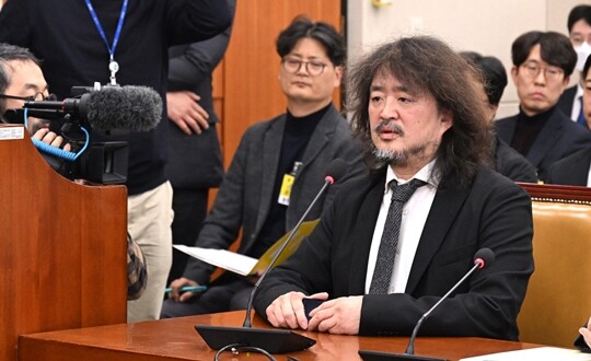 김어준 씨가 2024년 12월 13일 국회에서 열린 과학기술정보방송통신위원회의 12·3 비상계엄에서의 국가기간방송 KBS 및 관계기관의 역할 등에 대한 현안질의에서 참고인으로 출석해 발언하고 있다. 사진=박은숙 기자
