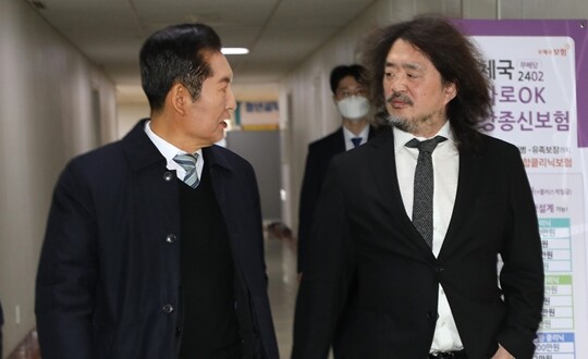 김어준 씨가 2024년 12월 13일 국회에서 열린 과학기술정보방송통신위원회 전체회의에서 참고인으로 출석, 계엄 당시 암살조 가동 등 제보 내용을 밝힌 뒤 정청래 더불어민주당 의원과 대화를 나누며 걷고 있다. 사진=박은숙 기자