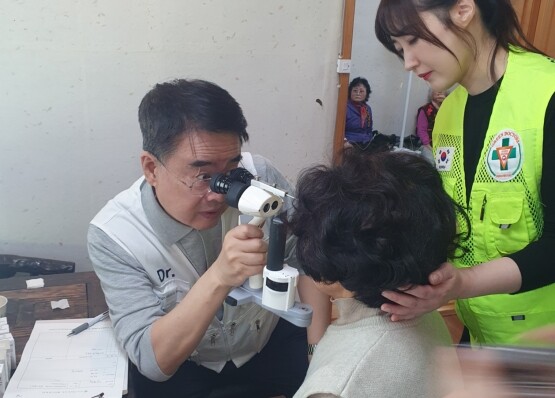 정근 이사장의 진료 장면. 사진=온병원 제공