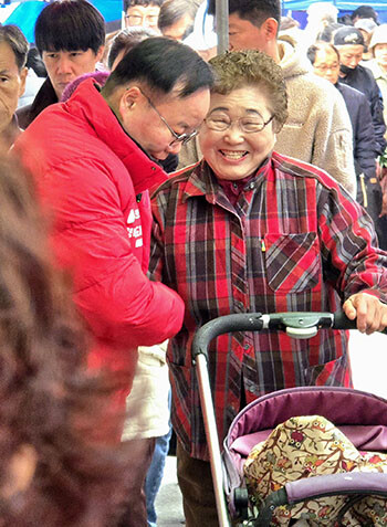 김재원 경북지사 예비후보가 22일 전통시장을 찾아 지지자들과 인사를 나누고 있다. 사진=김재원 예비후보 사무소 제공