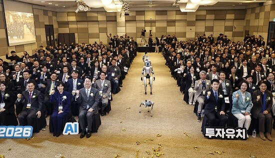 로봇들이 24일  MARS 2026 투자 유치 &amp; 컨퍼런스 개회 행사의 시작을 알리고 있다. 사진=화성시 제공