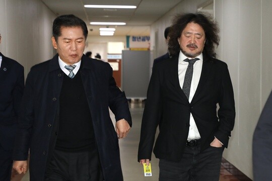 방송인 김어준 씨가 2024년 12월 13일 국회에서 열린 과학기술정보방송통신위원회 전체회의에서 참고인으로 출석, 계엄 당시 암살조 가동 등 제보 내용을 밝힌 뒤 국회 경위들의 보호를 받으며 떠나고 있다. 왼쪽은 정청래 더불어민주당 대표. 사진=박은숙 기자