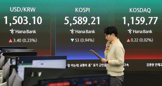 한국거래소에 따르면 유가증권시장에서는 이달 들어서만 7회째 사이드카가 발동됐다. 3월 26일 오전 서울 중구 하나은행 딜링룸 현황판. 사진=연합뉴스