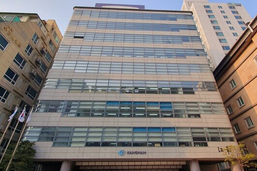 강남제비스코의 서울 서초구 사옥. 이 건물 주인은 임예정 회장 등 오너일가다. 강남제비스코는 2025년 12월 31일 고 황익수 전무 지분 18.87%가 임예정 회장에 상속됐다고 공시했다. 하지만 황 전무 실제 사망일은 공시 약 6개월 전인 2025년 6월 19일로 확인됐다. 사진=주현웅 기자