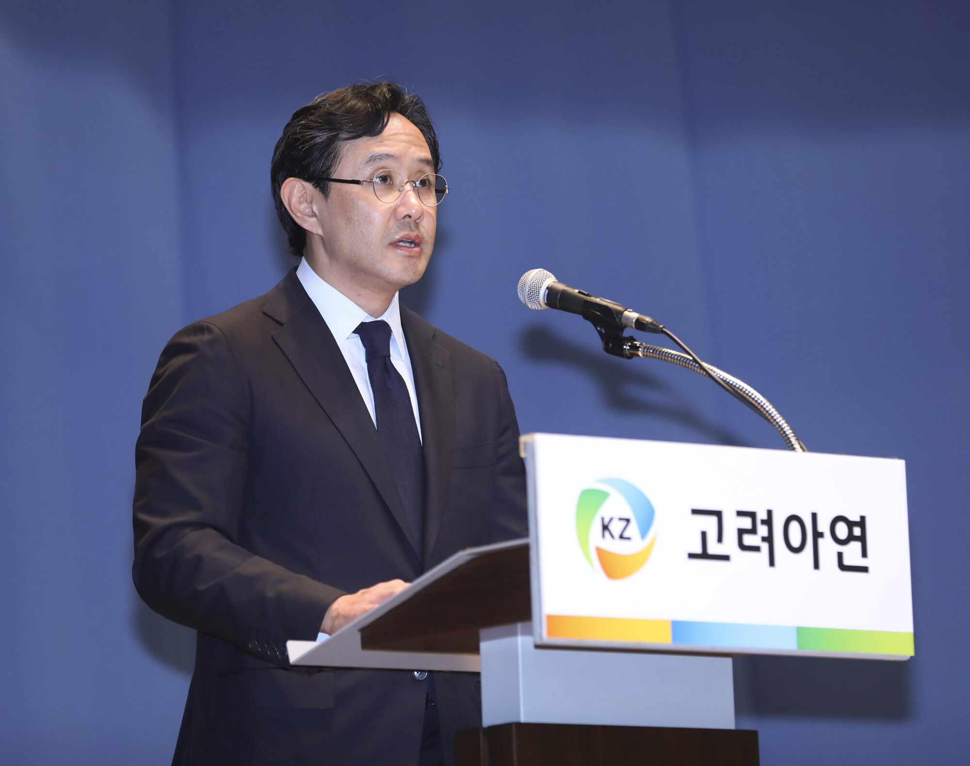 최윤범 고려아연 회장이 2024년 11월 서울 중구 대한상의에서 열린 기자회견에서 입장문을 낭독하고 있다. 사진=박정훈 기자