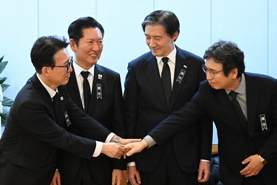 김민석 국무총리(왼쪽 첫 번째)가 1월 7일 서울 종로구 서울대학교병원 장례식장에 마련된 이해찬 민주평화통일자문회의 수석부의장의 빈소에서 정청래 더불어민주당 대표(왼쪽 두 번째), 조국 조국혁신당 대표(왼쪽 세 번째), 유시민 작가(왼쪽 네 번째)와 대화하고 있다. 사진=사진공동취재단