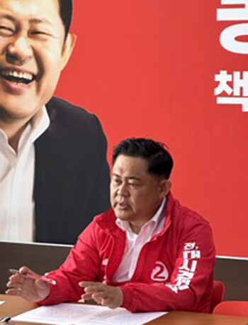 일요신문과 인터뷰를 갖고 있는 정해용 동구청장 예비후보. 사진=정해용 예비후보 사무소 제공