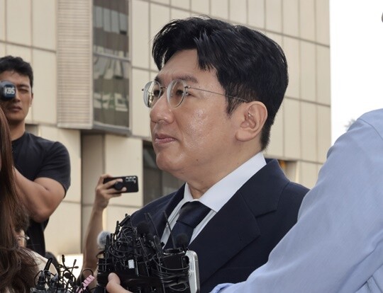 방시혁 하이브 의장이 공시대상기업집단(대기업 집단) 지정을 위한 자료를 제출하는 과정에서 계열사를 누락해 올 3월 공정거래위원회에서 제재를 받은 것으로 확인됐다. 2025년 9월 방시혁 하이브 의장이 서울 마포구 서울경찰청 금융범죄수사대에 피의자 신분으로 출석해 입장을 밝히고 있다. 사진=박정훈 기자