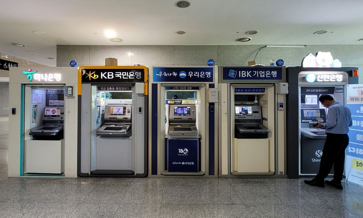 서울 영등포구 한 건물 내 주요 은행 ATM 기기. 사진=최준필 기자