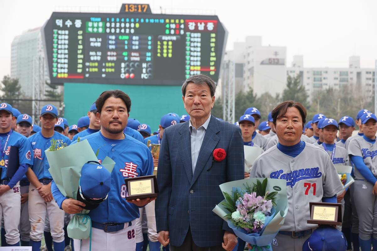 덕수중 공태웅 감독(왼쪽)은 각각 선수와 감독 신분으로 전국소년체전에 서울 대표로 참가한 경험이 있다. 사진=이종현 기자