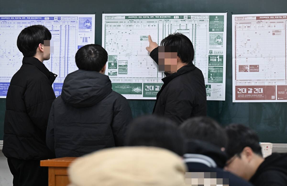 서울의 한 고등학교에서 담임 선생님이 학생들과 지원 가능 대학 배치표를 살펴보고 있는 모습으로 기사 특정 내용과 관련 없음. 사진=사진공동취재단