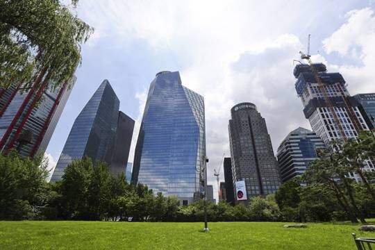 IB업계 한 관계자는 “코스모앤컴퍼니도 외부 자금을 많이 끌어다 썼다 보니 언젠가는 상장을 검토할 수 있을 것”이라고 내다봤다. 여의도 증권가 전경으로 기사의 특정 내용과 관련없다. 사진=박정훈 기자