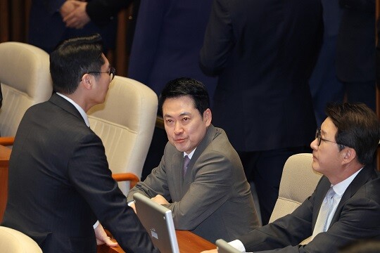 4월 2일 본회의장에 참석한 국민의힘 장동혁 대표가 동료의원들과 얘기를 나누고 있다. 사진=이종현 기자