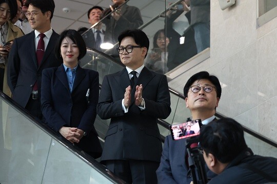 3월 20일 한동훈 국민의힘 전 대표가 국회 소통관에서 열린 김종혁 국민의힘 전 최고위원의 기자회견을 지켜 본 뒤 함께 기자회견장을 나서고 있다. 사진=박은숙 기자