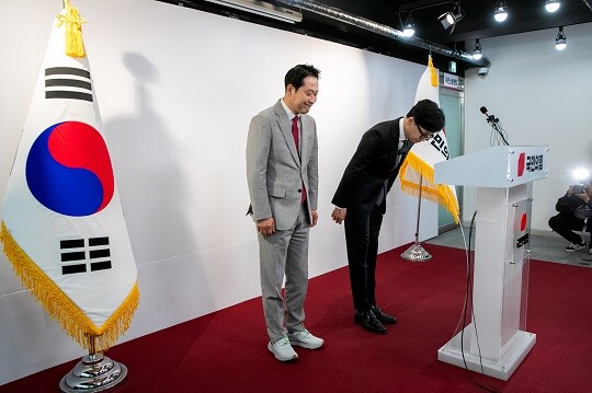 2024년 4월 11일 여의도 중앙당사에서 22대 총선 관련 입장 발표를 하고 있는 당시 한동훈 비대위원장과 장동혁 사무총장. 사진=박은숙 기자