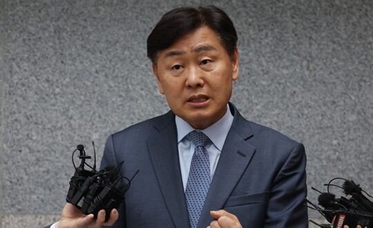 김관영 전북지사가 4월 1일 현금 살포 의혹 관련해 도청에서 입장을 밝히고 있다. 사진=연합뉴스