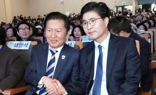 정청래 더불어민주당 대표가 2월 7일 전주시 전주대학교에서 이원택 의원과 악수를 나누고 있다. 사진=연합뉴스