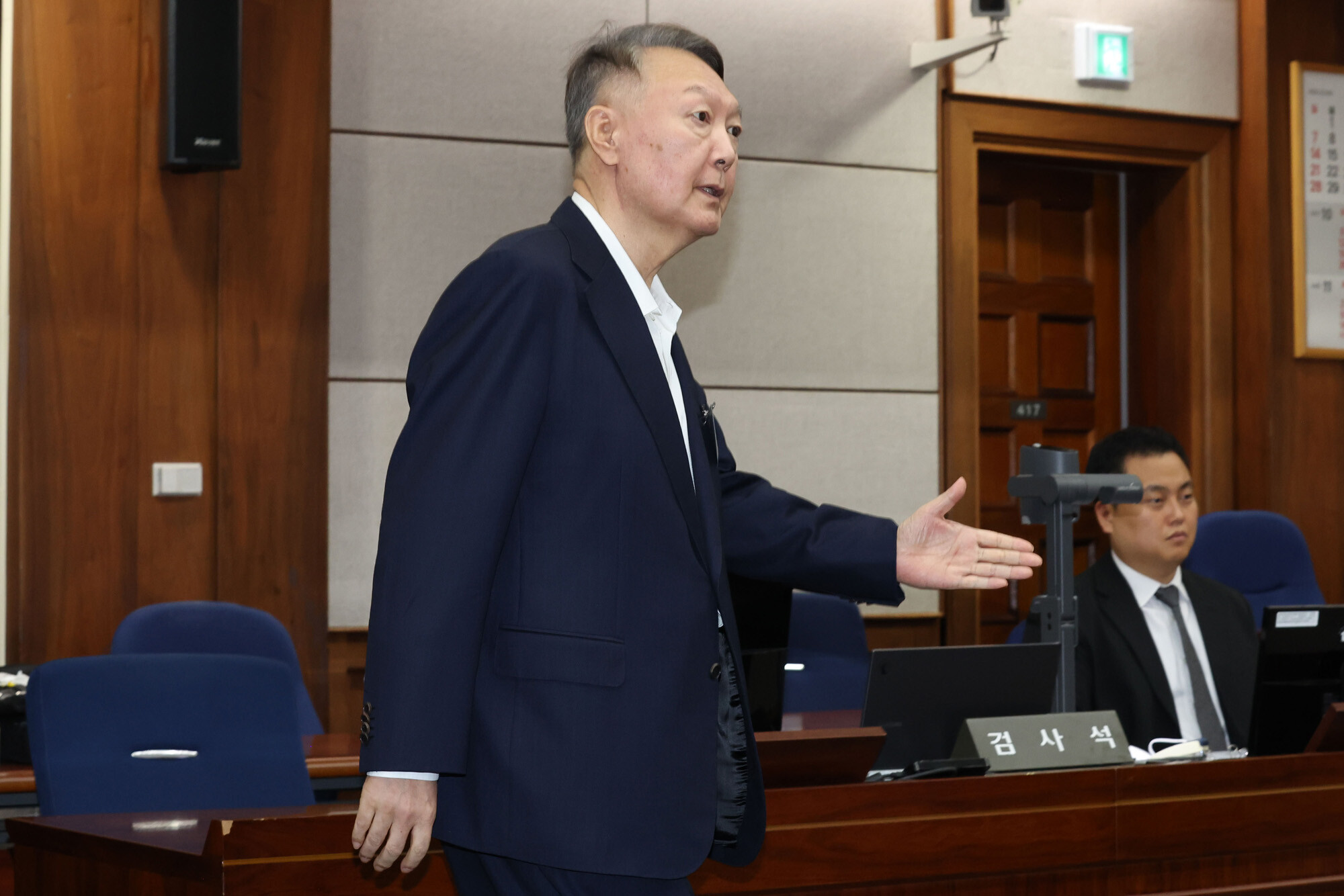 윤석열 전 대통령이 2025년 9월 26일 특수공무집행방해 혐의 1심 재판에서 발언하고 있다. 사진=공동취재단