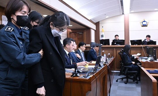 지난해 12월 3일 열린 도이치모터스 주가조작과 통일교 금품수수 등 혐의에 대한 결심공판에 김건희 씨가 법정으로 들어오고 있다. 사진=사진공동취재단