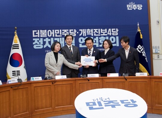 용혜인 기본소득당, 조국 조국혁신당, 정청래 더불어민주당, 김재연 진보당, 한창민 사회민주당 대표(왼쪽부터)가 2025년 12월 12일 서울 여의도 국회에서 열린 더불어민주당-개혁진보4당 정치개혁 연석회의에서 공동요구안을 들고 기념촬영을 하고 있다. 사진=이종현 기자