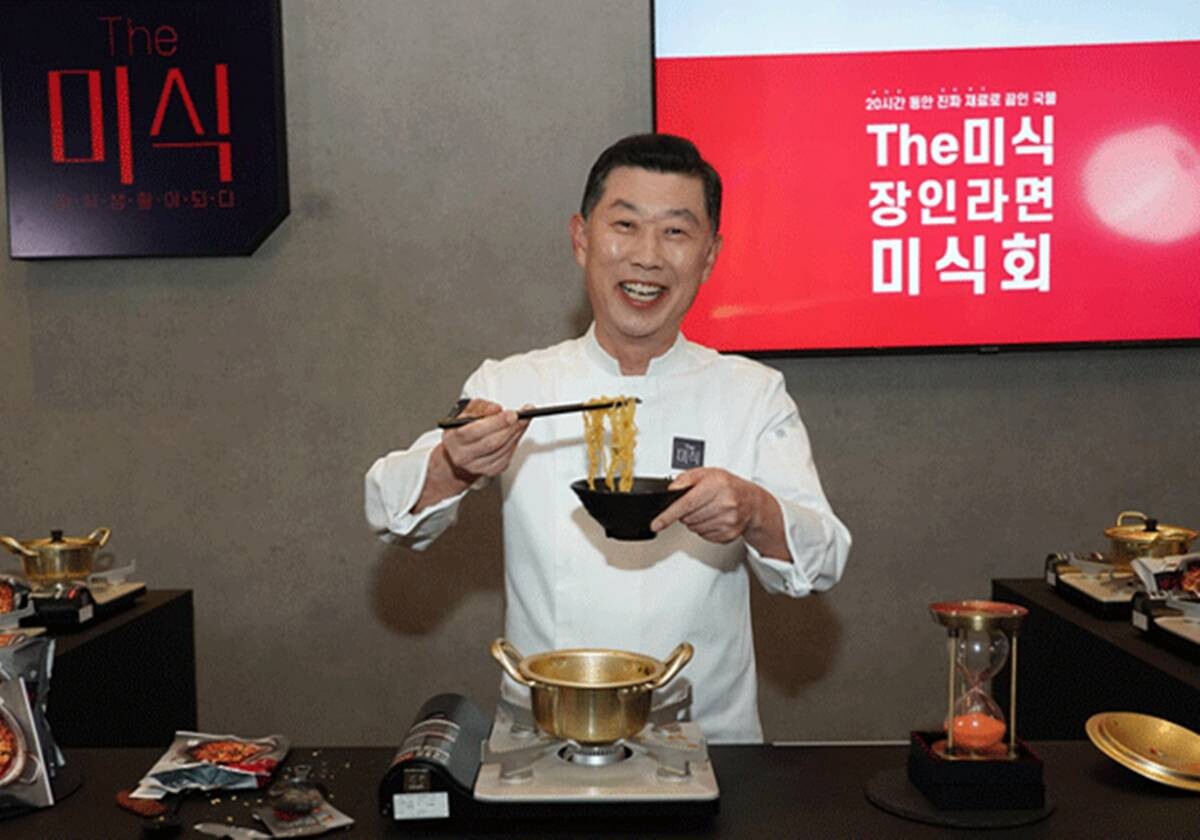 김홍국 하림그룹 회장이 2021년 10월 ‘더미식 장인라면' 출시 미디어데이에서 라면을 직접 끓여 참석자들에게 선보이고 있다. 사진=하림그룹 제공