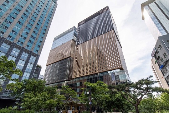 사모펀드(PEF) 운용사 MBK파트너스가 3·4호 바이아웃(경영권 인수) 펀드를 통해 투자한 국내 기업들이 지난해 부진한 성적표를 받았다. 서울 광화문 D타워에 입주한 MBK파트너스. 사진=최준필 기자