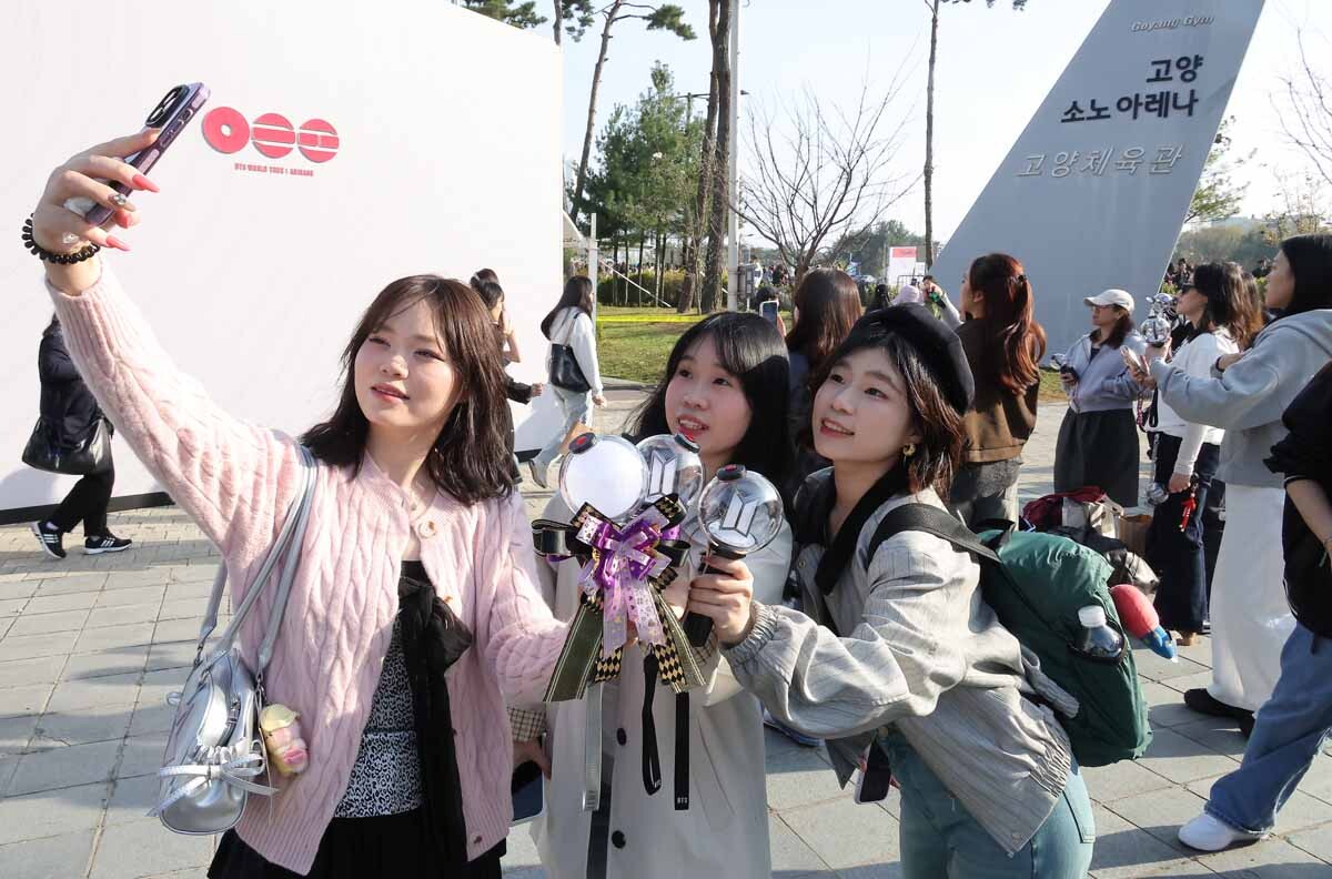 공연장에 일찍 도착한 중국 팬들이 기념사진을 찍고 있다. 사진=임준선 기자