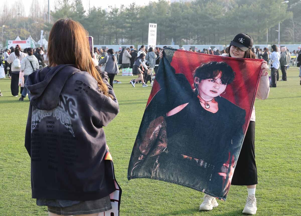 공연 입장 전 대기 장소에서 타이완 팬들이 기념사진을 찍고 있다. 사진=임준선 기자