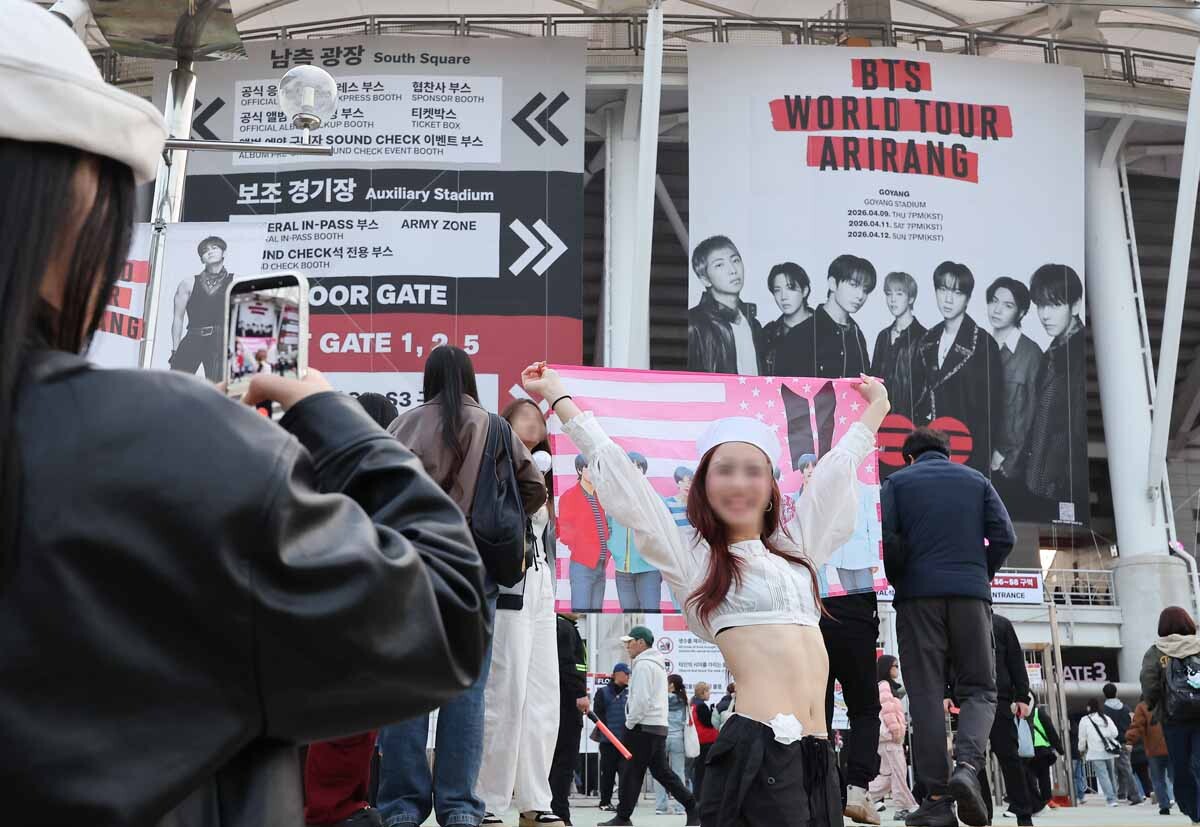 세일러 복장의 중국 팬이 기념사진을 찍고 있다. 사진=임준선 기자