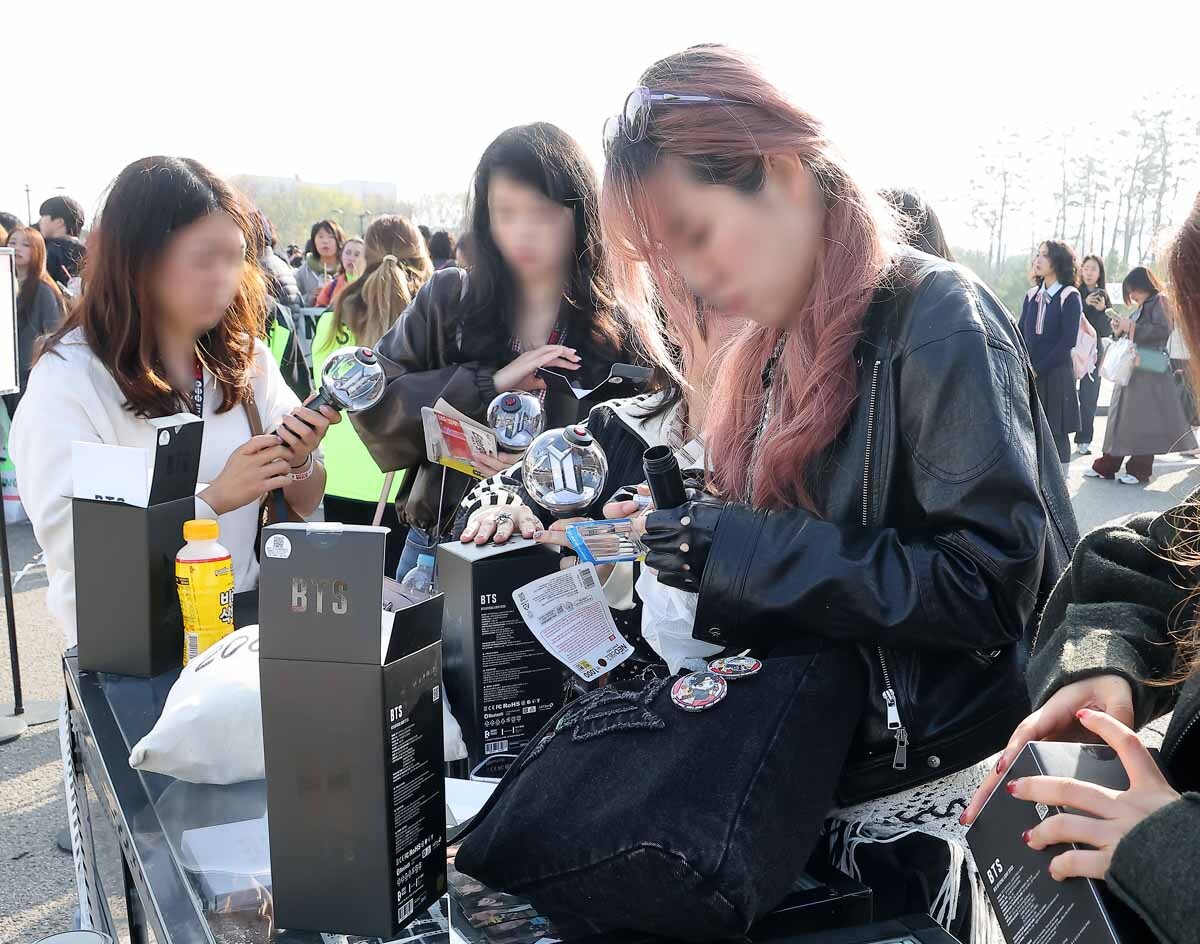 아미밤(응원봉)을 수령한 팬들이 조립을 하고 있다. 사진=임준선 기자