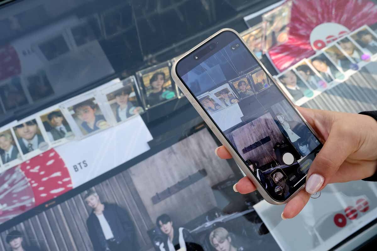 튀르키예에서 온 팬이 진열된 BTS 굿즈를 촬영하고 있다. 사진=임준선 기자