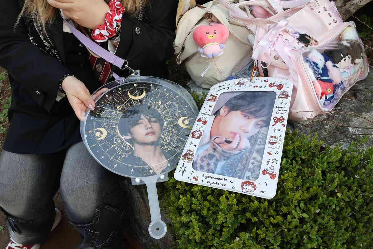 팬들이 소장하고 있는 BTS 사진들. 사진=임준선 기자