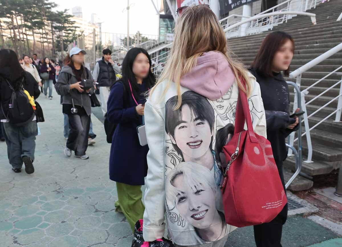BTS 멤버들 얼굴이 인쇄된 옷을 입은 팬. 사진=임준선 기자