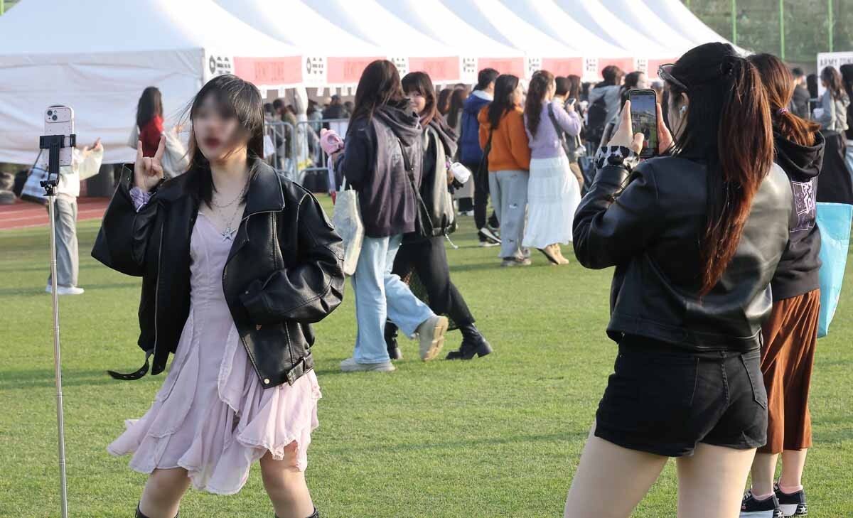 공연 입장 전 BTS 챌린지 영상을 찍는 중국 팬들. 사진=임준선 기자
