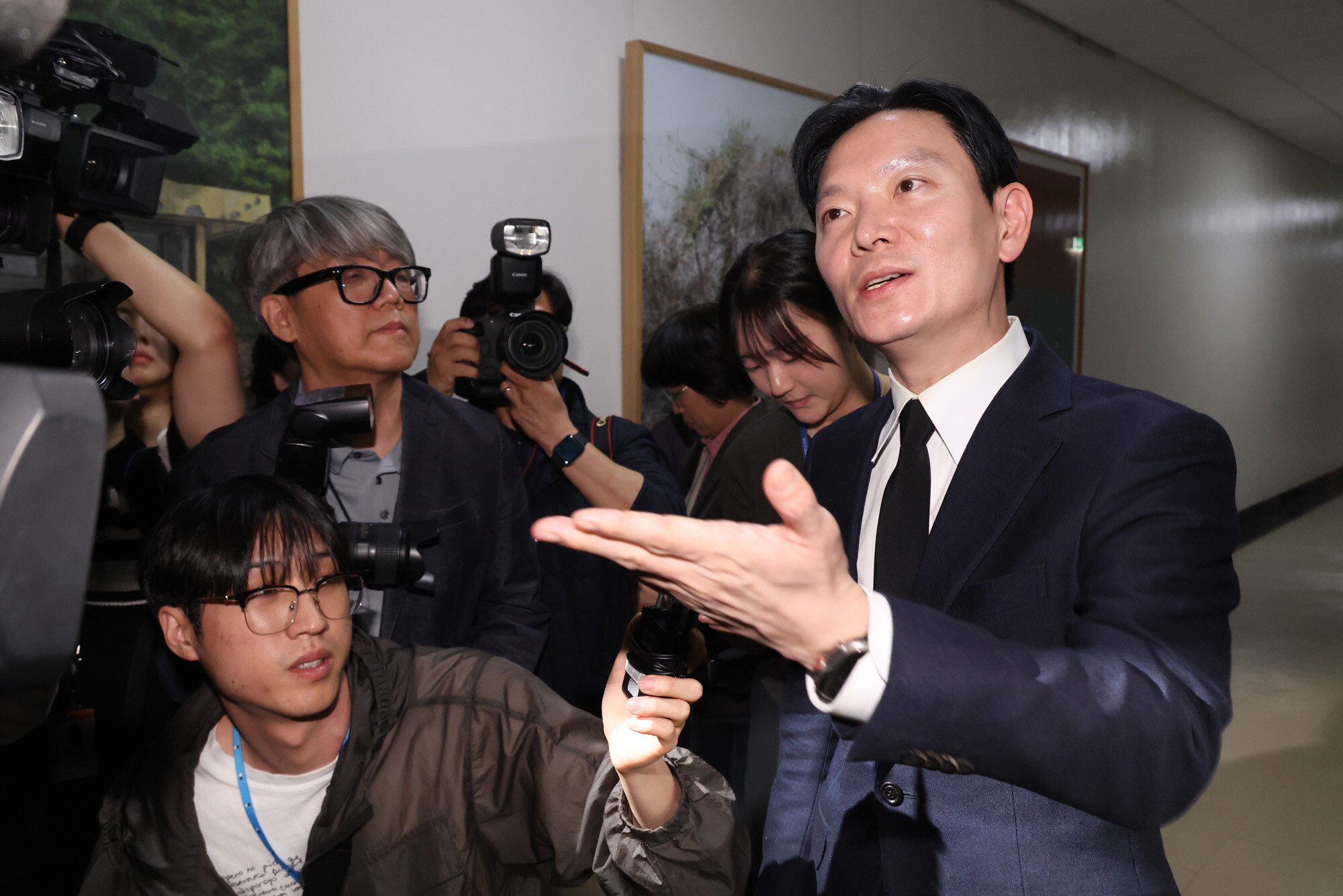 청문회장 밖에서 취재진과 만난 박 검사는 “국회에서 공소 취소를 하지 않겠다고 약속만 해준다면 바로 즉시 선서하고 위증(처벌)이든 수사든 받아들이겠다”고 밝혔다. 사진=박은숙 기자