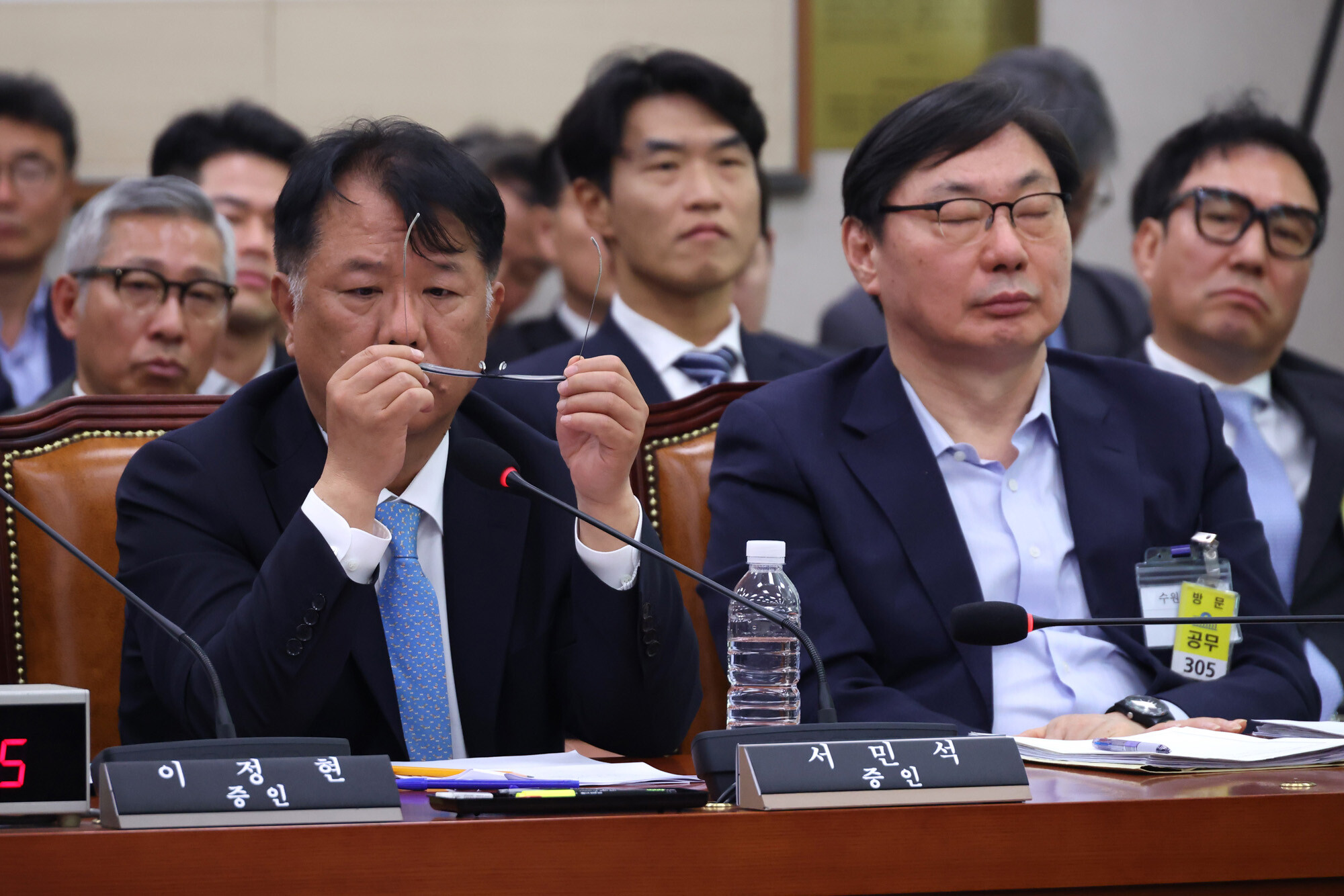 국조특위에 출석한 서민석 변호사와 이화영 전 경기도 평화부지사. 그 사이에 김영남 전 수원지검 부장검사가 있다. 사진=국회사진취재단