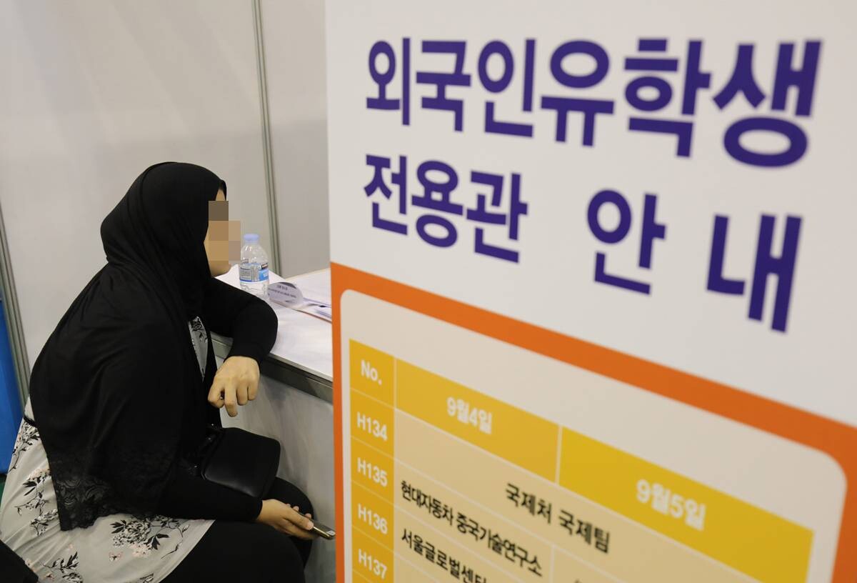 서울의 한 대학교에서 열린 취업박람회에서 한 외국인 유학생이 채용 상담을 받고 있는 모습으로 기사 특정 내용과 관련 없음. 사진=박정훈 기자