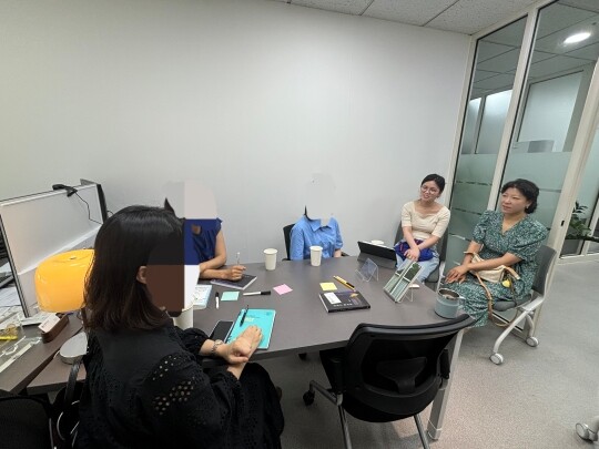 배고은 씨(38·맨 오른쪽)와 김설 씨(33·오른쪽에서 두 번째)는 ‘일요신문i’와 만나 과로자살 유족으로서 산재 신청 과정의 고충을 전했다. 두 사람이 한국과로사·과로자살유가족모임 활동을 하는 모습. 사진=한국과로사·과로자살유가족모임 제공