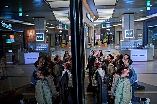 영화 '부산행'으로 해외에서도 큰 인기를 끌었던 연상호 감독의 신작 '군체'도 제79회 칸 국제영화제 미드나잇 스크리닝 부문에 이름을 올렸다. 사진=영화 '군체' 스틸컷