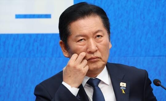 정청래 더불어민주당 대표가 4월 17일 국회에서 열린 1차 인재 영입식에 참석해 생각에 잠겨 있다. 사진=박은숙 기자