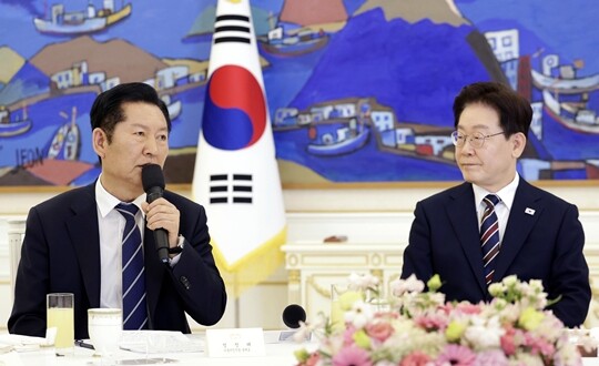 이재명 대통령이 4월 7일 청와대에서 열린 여야정 민생경제 협의체 회담에서 정청래 더불어민주당 대표의 발언을 듣고 있다. 사진=연합뉴스