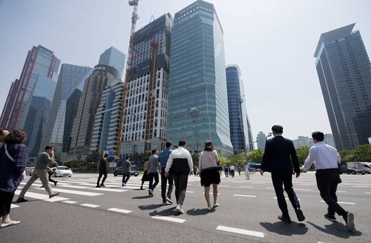 극심한 변동성을 보이던 코스피가 전고점 부근까지 치솟았다. 서울 여의도 증권가. 사진=이종현 기자