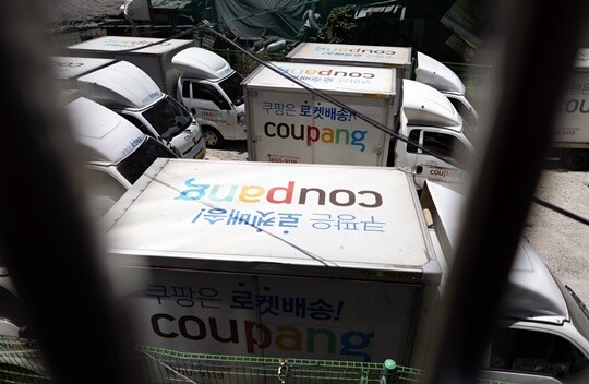 납품업체 거래관행 위반 행위를 금지하라는 시정명령에 대해 쿠팡은 집행정지를 요청했으나 법원은 받아들이지 않았다. 서울 시내에 주차된 쿠팡 배송 트럭. 사진=연합뉴스