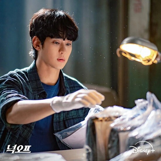 2025년 3월 미성년 교제 의혹 논란이 불거진 배우 김수현의 주연작 디즈니+ '넉오프'도 1년 가까이 공개 일정을 잡지 못하고 표류 중이다. 사진=월트디즈니컴퍼니 코리아 제공